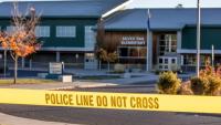 Un ruban de police devant l’école primaire Silver Rail, au lendemain d’une fusillade à Bend, dans l’Oregon, le 16 octobre 2026
