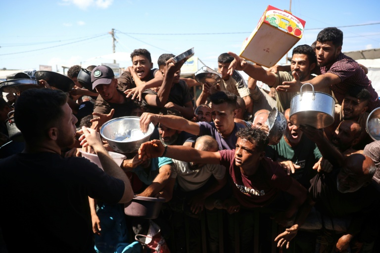 Des Palestiniens déplacés lors d'une distribution de nourriture à Khan Younès, dans le sud du territoire palestinien, le 6 octobre 2026 
