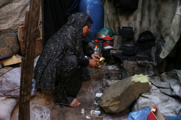 Nihaya Al-Masri, une Palestinienne déplacée qui vit avec ses huit enfants sous une tente à Khan Younès, dans le sud du territoire palestinien, le 6 octobre 2026 

 