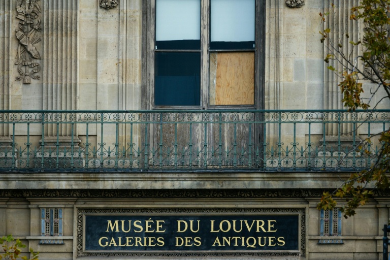Une fenêtre cassée par laquelle les voleurs sont passés pour dérober  les joyaux de la Couronne au musée du Louvre, le 20 octobre 2025 à Paris