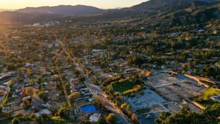 Une vue aérienne d'Altadena, prise le 29 décembre 2025, montre l'étendue des dégâts et des chantiers en cours, près d'un an après les incendies qui ont ravagé Los Angeles et ses environs
