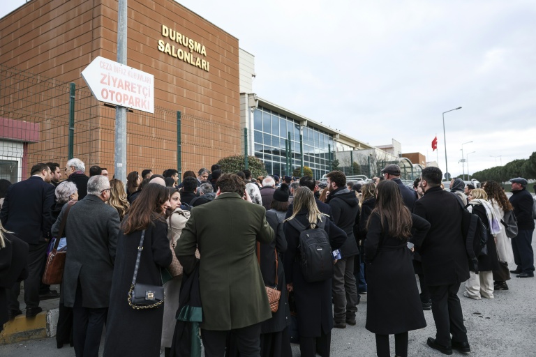Des partisans du maire d'Istanbul emprisonné, Ekrem Imamoglu, manifestent devant le tribunal de Silivri où il comparaît dans une affaire de corruption, le 9 mars 2026 à Istanbul