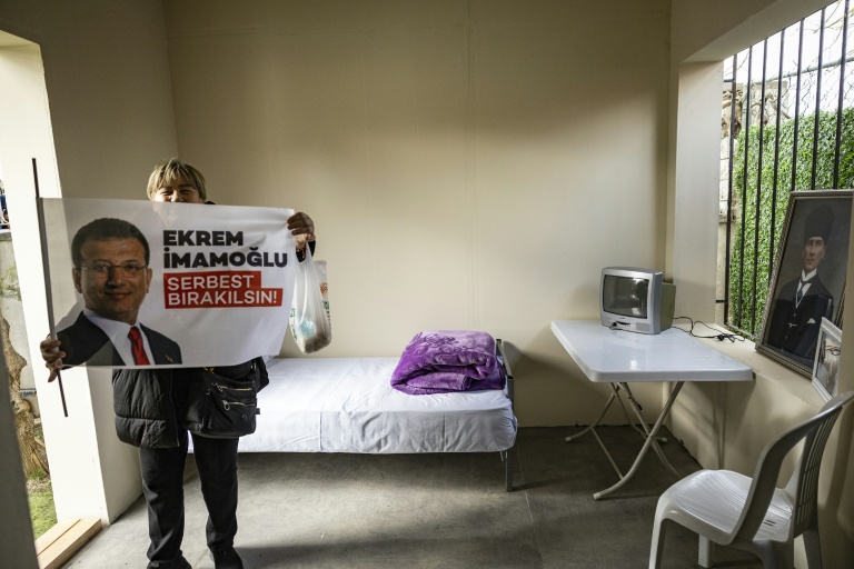 Une partisane d'Ekrem Imamoglu, le maire emprisonné d'Istanbul, visite une réplique de sa cellule lors d'une manifestation devant le tribunal de Silivri où il comparaît dans une affaire de corruption, le 9 mars 2026 à Istanbul