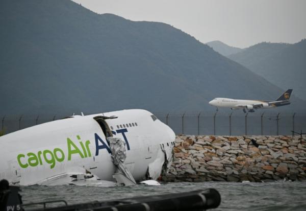 Un avion cargo Boeing dans l'eau après être sorti de piste lors de son atterrissage à l'aéroport international de Hong Kong, le 20 octobre 2025