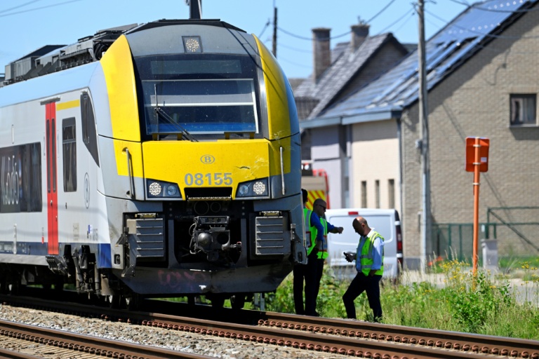 Le train qui a percuté un car scolaire dans le nord de la Belgique, le 26 mai 2026