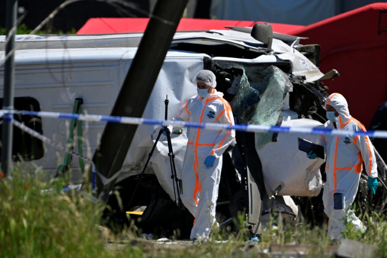 Un car scolaire, transportant des enfants, a été percuté par un train, à Buggenhout, en Belgique, le 26 mai 2026
