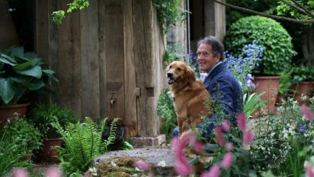 Le jardinier et présentateur de la BBC Monty Don pose avec son chien Ned, dans son jardin conçu pour les chiens au Chelsea Flower Show de Londres le 19 mai 2025