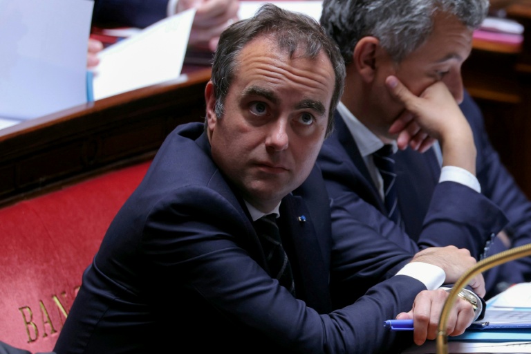 Le Premier ministre français Sébastien Lecornu assiste à une séance de questions au gouvernement à l'Assemblée nationale, à Paris, le 13 mai 2026
