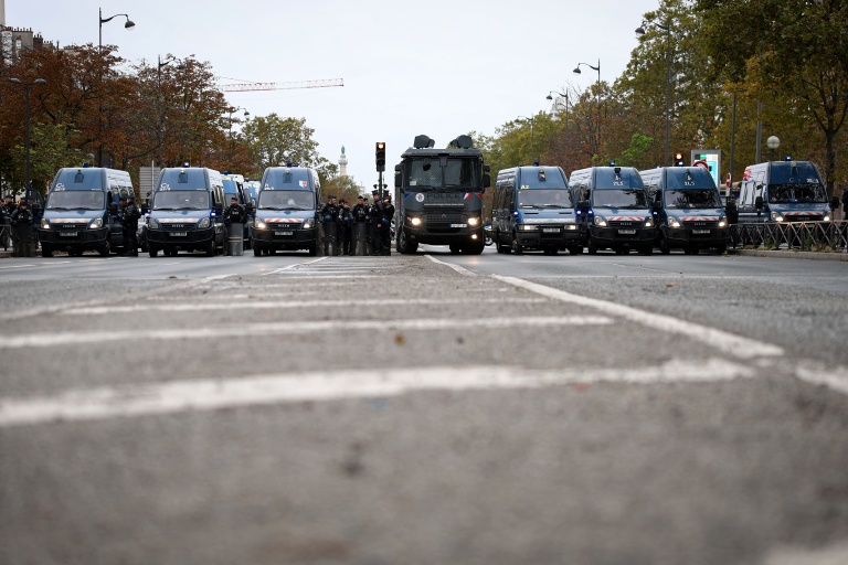 Des fourgons de gendarmerie et de police sont stationnés porte de Vincennes à Paris le 24 octobre 2026 