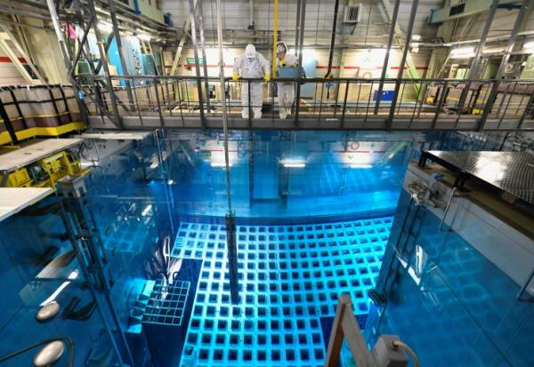 Des spécialistes d'EDF extraient des barres de combustible nucléaire de la piscine de stockage de la centrale nucléaire de Fessenheim, le 21 juin 2021, à Fessenheim, dans l'est de la France.