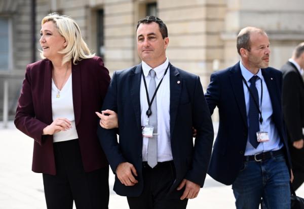 Marine Le Pen à l'Assemblée nationale en compagnie de José Beaurain, le 22 juin 2022