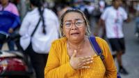 Une femme pleure lors de la veillée funèbre du journaliste Raul Celis Lopez à Iquitos, dans le nord du Pérou, le 7 mai 2025