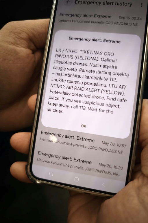 Un message d'alerte au drone envoyé à la population, visible sur un smartphone, à Vilnius en Lituanie le 15 septembre 2026