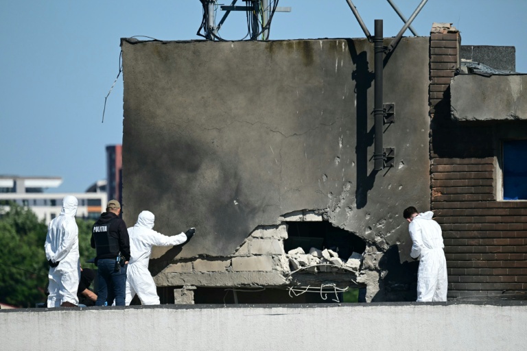 La police roumaine inspecte le lieu d'impact d'un drone russe Geran-2 sur le toit d'un immeuble d'habitation à Galati (est) le 29 mai 2026
