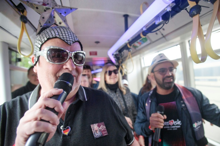 Des fans de l'Eurovision font un karaoké dans un tramway de Vienne, en Autriche, le 15 mai 2026.