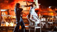 Le duo finlandais  Linda Lampenius et Pete Parkkonen, sur la scène de l'Eurovision, lors de la première demi-finale le 12 mai 2026 dans la  Stadthalle de Vienne