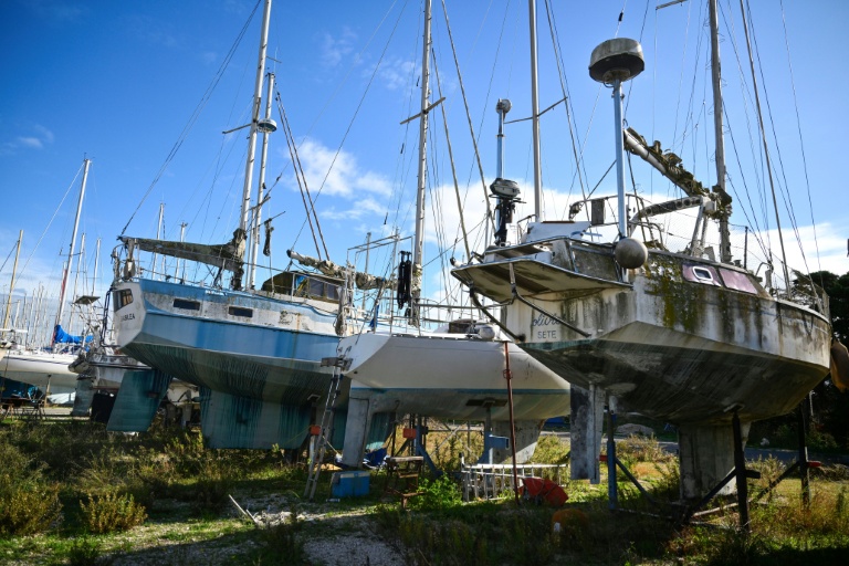 Un cimetière de bateaux à Port-Saint-Louis-du-Rhône, aux portes de la Camargue dans les Bouches-du-Rhône, le 7 novembre 2025