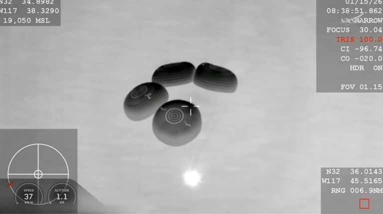 Capture d'écran d'une vidéo de la Nasa montrant la capsule Dragon de SpaceX, avant son amerissage, le 15 janvier 2026, au large de San Diego, en Californie
