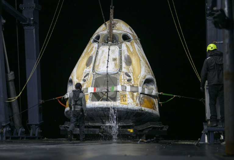 Des équipes de soutien à bord du navire de récupération SHANNON de SpaceX travaillent autour de la capsule Dragon de SpaceX peu après son atterrissage dans l'océan Pacifique, au large de Long Beach, en Californie, le 15 janvier 2026