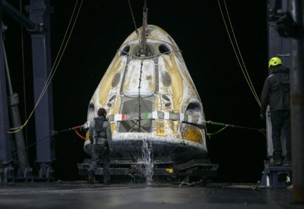 Des équipes de soutien à bord du navire de récupération SHANNON de SpaceX travaillent autour de la capsule Dragon de SpaceX peu après son atterrissage dans l'océan Pacifique, au large de Long Beach, en Californie, le 15 janvier 2026