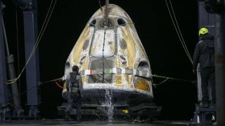 Des équipes de soutien à bord du navire de récupération SHANNON de SpaceX travaillent autour de la capsule Dragon de SpaceX peu après son atterrissage dans l'océan Pacifique, au large de Long Beach, en Californie, le 15 janvier 2026