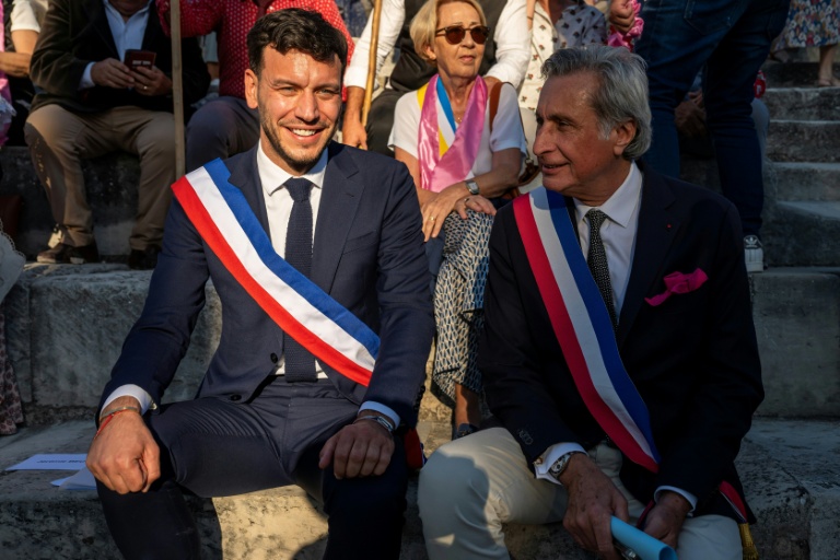 Le maire de Beaucaire Nelson Chaudon (G) et le maire d'Arles Patrick de Carolis lors d'un rassemblement au théâtre antique d'Arles le 19 septembre 2026, réunissant militants écologistes et élus contre un projet de ligne à très haute tension
