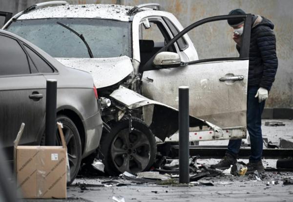 Un enquêteur travaille sur le lieu de l'explosion d'une voiture dans le sud de Moscou, le 22 décembre 2025
