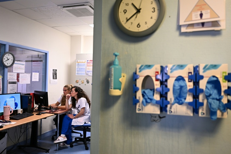 Les docteures Edme et Lormeau (d) travaillent sur un ordinateur au service des urgences pédiatriques du CHU de Montpellier, le 2 juin 2026 dans l'Hérault