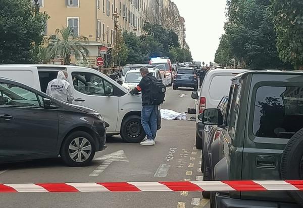 Des enquêteurs sur les lieux où un homme armé d'un couteau a été tué par la police, le 20 décembre 2025 à Ajaccio 

Investigators work at the site where a knife-wielding man was shot dead by police in the centre of Ajaccio, on the French Mediterranean island of Corsica, on December 20, 2025. A man armed with a knife was shot dead by one or more shots fired by the national police on December 20 in the centre of Ajaccio, according to the public prosecutor, confirming a report by France 3 Viastella. According to the police, the 26-year-old man was threatening shopkeepers and passers-by with a knife on the city's Cours Napoleon at around 12:30 PM.