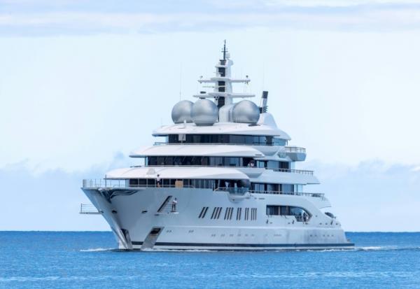 Le superyacht Amadea, présumé appartenir à l'oligarque russe Suleiman Kerimov, visé par des sanctions américaines, à son arrivée au port d'Honolulu, aux Etats-Unis, le 16 juin 2022