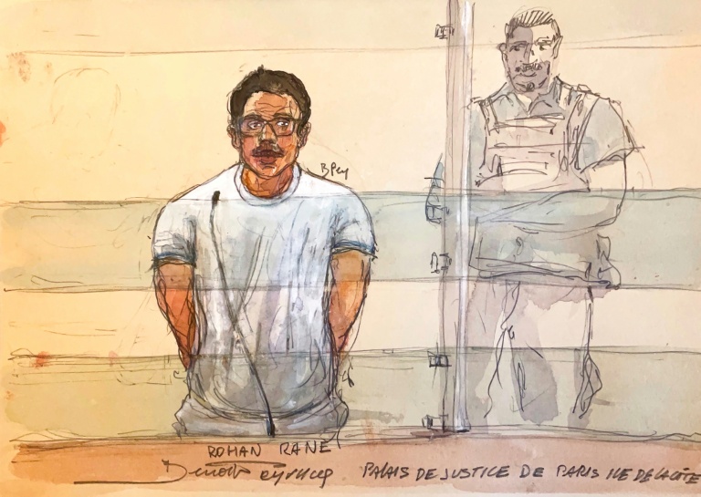 Croquis d'audience du 5 octobre 2026 montrant le ressortissant indien Rohan Rane (g) lors de son procès pour des sévices sexuels imposés en ligne à des mineures à la cour d'assises de Paris