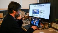 Santiago Siri, créateur d'"El Primer Feca", un média argentin réalisé avec l'intelligence artificielle, lors d'un entretien avec l'AFP à Buenos Aires, le 18 septembre 2026