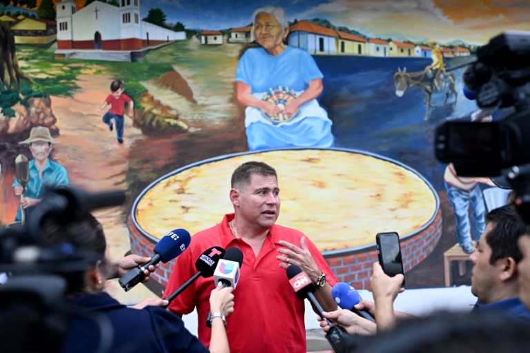 Le journaliste salvadorien Mario Guevara parle à la presse après avoir été expulsé des États-Unis, à Olocuilta, au Salvador, le 3 octobre 2025