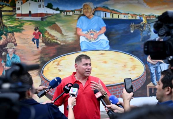 Le journaliste salvadorien Mario Guevara parle à la presse après avoir été expulsé des États-Unis, à Olocuilta, au Salvador, le 3 octobre 2025