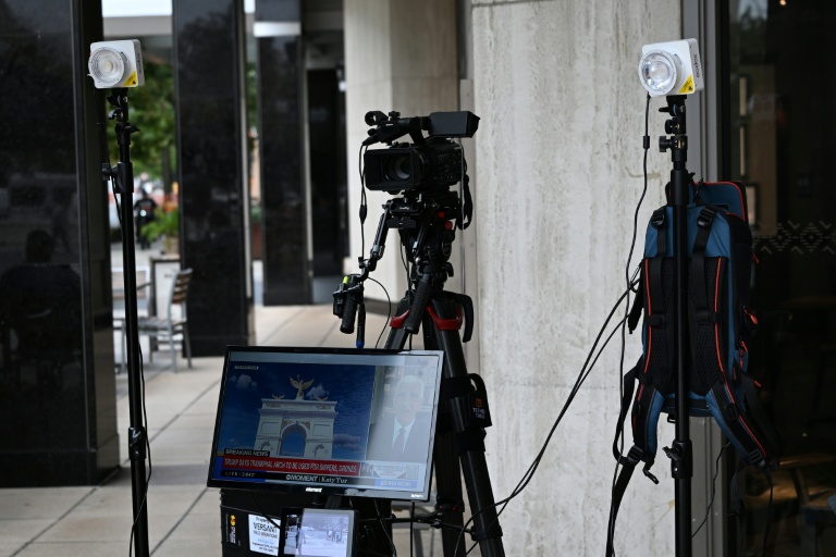 Du matériel vidéo de MS Now près de la Maison Blanche à Washington, le 21 septembre 2026