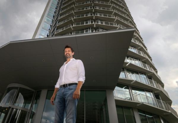 Le ministre de la Défense slovaque Robert Kalinak devant la tour qui abrite son ministère, le 16 juillet 2026 à Brastislava