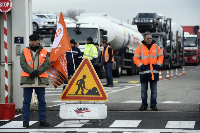 Des chauffeurs routiers lors d'une action organisée par la CFDT, le 28 octobre 2015 à Corbas, près de Lyon