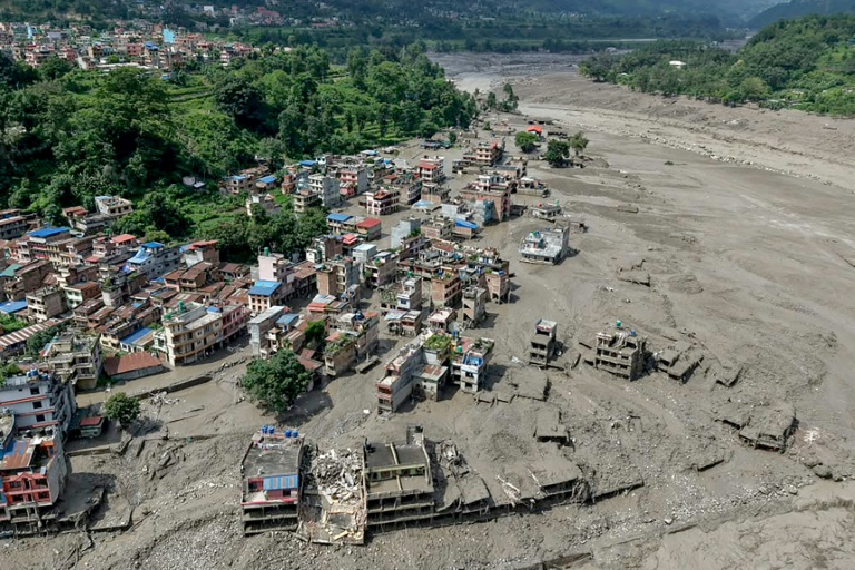 Des maisons en partie ravagées par la crue meurtrière le 26 août à Trishuli Bazar, au Népal