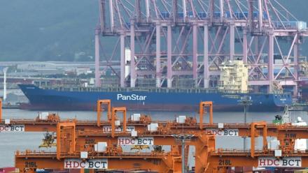Le porte-conteneurs Panstar Acro est à l'ancre au nouveau port de Busan, le 22 août 2026, avant de mettre le cap sur l'Europe via l'Arctique afin de tester la viabilité commerciale de la route maritime ouverte par la fonte des glaces