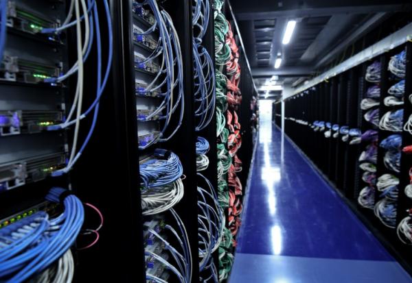 Des serveurs dans un centre de données, à Saint-Ouen-l'Aumone