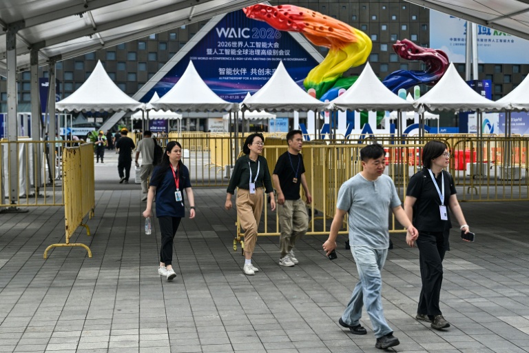 Des visiteurs près de l'entrée de la Conférence mondiale sur l'intelligence artificielle (WAIC) à Shanghai, en Chine