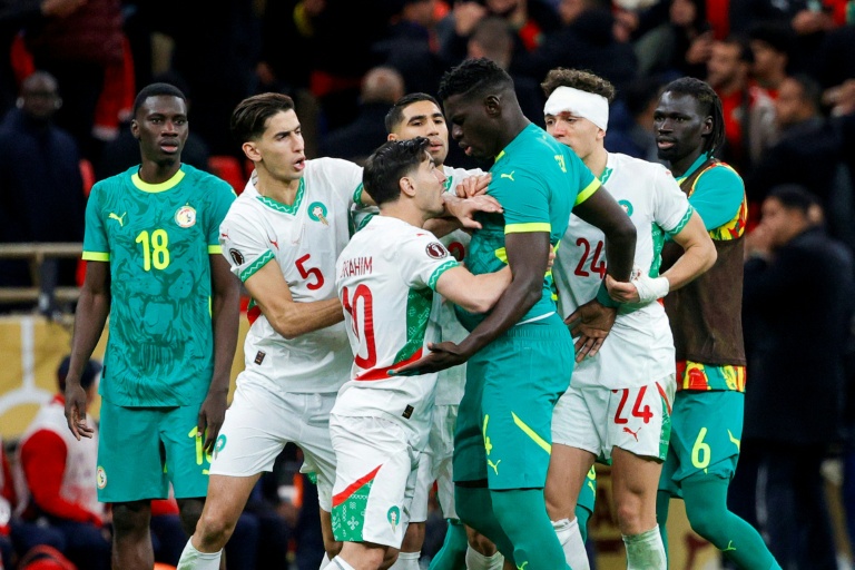 Des joueurs du Sénégal et du Maroc se prennent à partie durant une interruption de la finale de la Coupe d'Afrique des nations en raison d'un pénalty contesté, au Stade Prince Moulay Abdallah à Rabat, le 18 janvier 2026.