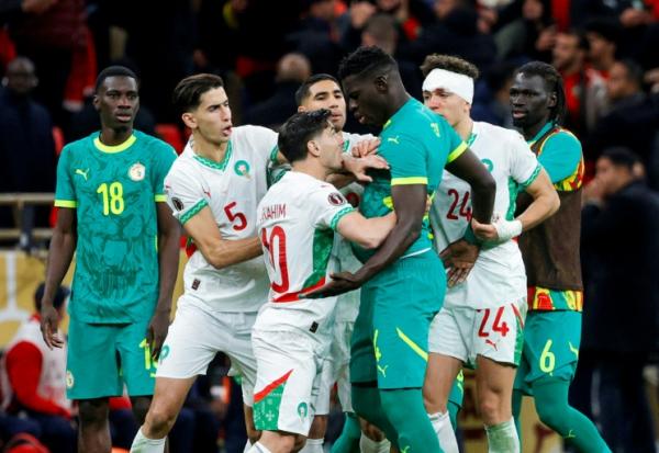 Des joueurs du Sénégal et du Maroc se prennent à partie durant une interruption de la finale de la Coupe d'Afrique des nations en raison d'un pénalty contesté, au Stade Prince Moulay Abdallah à Rabat, le 18 janvier 2026.