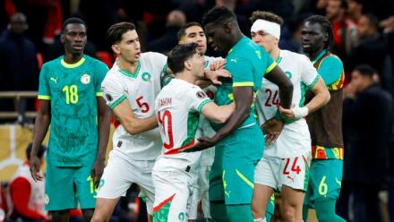 Des joueurs du Sénégal et du Maroc se prennent à partie durant une interruption de la finale de la Coupe d'Afrique des nations en raison d'un pénalty contesté, au Stade Prince Moulay Abdallah à Rabat, le 18 janvier 2026.