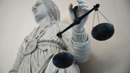 Le suspect a été mis en examen "pour préparation individuelle à la commission d'un acte de terrorisme", "fabrication ou commerce sans autorisation d'armes" de catégorie A ou B, "en relation avec une entreprise terroriste".