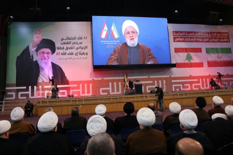 Des partisans du Hezbollah suivent un discours télévisé du chef du mouvement, Naim Qassem, en soutien à l'Iran, dans la banlieue sud de Beyrouth, le 26 janvier 2026 au Liban