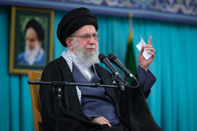 Photo diffusée par le bureau du guide suprême iranien, montrant l'ayatollah Ali Khamenei s'adressant à la population lors d'une réunion à Téhéran, le 17 janvier 2026