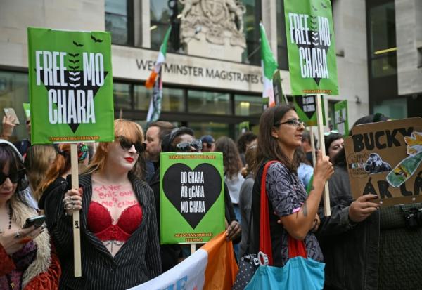 Des supporters du groupe Kneecap rassemblés à Londres, le 20 août 2025, devant le tribunal où comparaît le rappeur Mo Chara