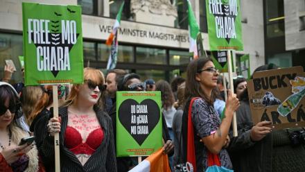 Des supporters du groupe Kneecap rassemblés à Londres, le 20 août 2025, devant le tribunal où comparaît le rappeur Mo Chara