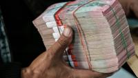 Des liasses de billets de roupies dans un bureau de change après que la devise indonésienne a chuté à 18.100 roupies pour un dollar américain, le 4 juin 2026 à Jakarta